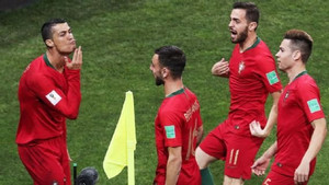 Ghi 3 bàn, Ronaldo ăn mừng 'đá xoáy' Messi