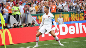 Ronaldo tỏa sáng, Bồ Đào Nha cho Maroc xách vali về nước