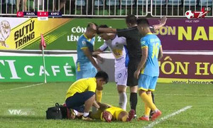 Thủ môn của Khánh Hòa: 'Công Phượng văng tục và chọc mũi giày vào đầu tôi'