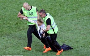 Bất ngờ danh tính nhóm fan cuồng phá đám trận chung kết World Cup