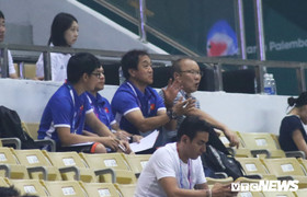 Khởi đầu mĩ mãn, HLV Park Hang Seo không quên do thám đối thủ tranh ngôi nhất bảng