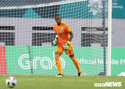 Olympic Nhật Bản dùng thủ môn da màu, chơi 'xe bus tình yêu'