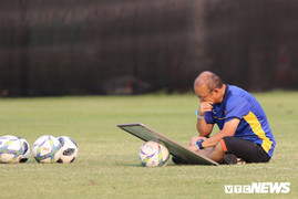 HLV Park Hang Seo trầm ngâm suy nghĩ trước đại chiến Bahrain