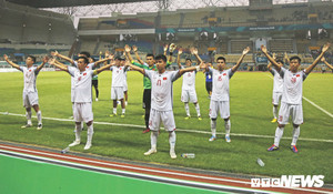 Có một Olympic Việt Nam siết chặt tay nhau trước cơn bão tố