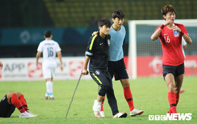 Cầu thủ Hàn Quốc bật khóc, chống nạng vào sân ăn mừng chiến thắng