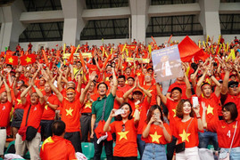 CĐV Việt Nam cuồng nhiệt cổ vũ thầy trò Park Hang Seo trên khán đài Pakansari
