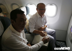 Đoàn Thể thao Việt Nam hát Quốc ca, mừng ASIAD thắng lợi trên chuyên cơ về nước