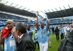 Quang Hải nâng cúp vô địch Ngoại hạng Anh cùng ngôi sao Man City