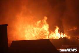 Cháy lớn gần bệnh viện Nhi Hà Nội: Lửa thiêu rụi nhiều cửa hàng, bệnh nhân phải sơ tán