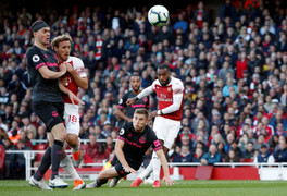 Song sát Lacazette, Aubameyang lập công, Arsenal tiến gần top 4