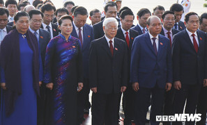 Đại biểu Quốc hội vào Lăng viếng Chủ tịch Hồ Chí Minh trước kỳ họp thứ 6