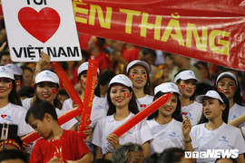 Dàn mỹ nữ nóng bỏng 'thắp lửa' khán đài trận Việt Nam vs Malaysia