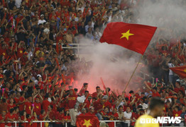 CĐV đốt pháo sáng ở Mỹ Đình: Những kẻ vô văn hóa, ích kỷ làm hại bóng đá Việt Nam