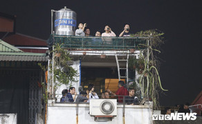 CĐV lên mái nhà uống bia, xem tuyển Việt Nam đè bẹp Campuchia