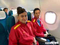 Tuyển Việt Nam vui vẻ bay chuyên cơ về Hà Nội sau chiến thắng Philippines