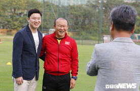 HLV Park Hang Seo tươi cười, hội ngộ tay súng Hàn Quốc huyền thoại ở VFF