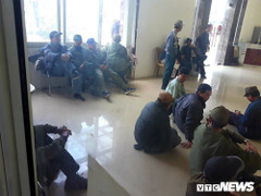 CĐV tiếp tục điên cuồng lao vào trụ sở VFF đòi mua vé Việt Nam vs Malaysia