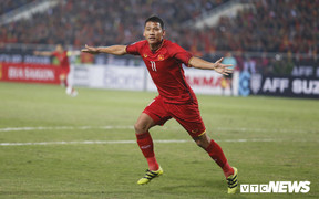 Video: Anh Đức lập siêu phẩm vô lê giúp tuyển Việt Nam dẫn trước Malaysia