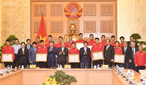 Thủ tướng: Bầu Đức, bầu Hiển là những người tâm huyết với bóng đá Việt Nam