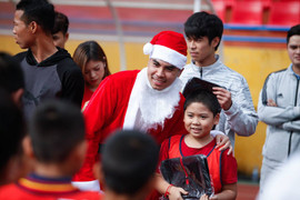 Duy Mạnh, Đức Huy, Thành Chung tặng quà Giáng sinh cho hàng trăm em nhỏ
