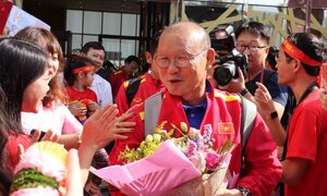 Tuyển Việt Nam đến UAE, CĐV hát mừng sinh nhật HLV Park Hang Seo