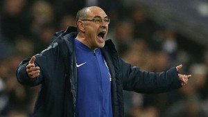 HLV Sarri hoài nghi có nhóm cầu thủ Chelsea làm loạn