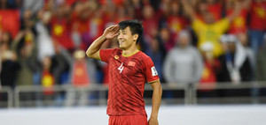 Sút thành công quả 11m quyết định, Bùi Tiến Dũng kiêu hãnh giơ tay chào kiểu nhà binh