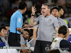 Asian Cup: Bại trận cay đắng, HLV Hàn Quốc đổ lỗi cho hàng công