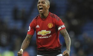 Ashley Young gia hạn hợp đồng với Man Utd