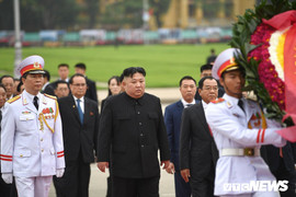 Chủ tịch Triều Tiên Kim Jong-un viếng lăng Chủ tịch Hồ Chí Minh