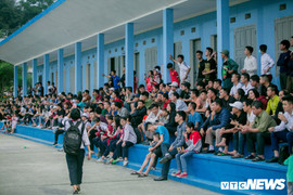 Sân Cửa Ông 'vỡ trận', cổ động viên Quảng Ninh xem V-League theo cách chưa từng có