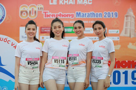 Hoa hậu Tiểu Vy và dàn người đẹp khoe sắc trên đường chạy Tiền Phong Marathon