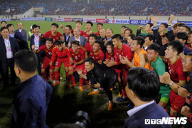 Video: Thủ tướng, Chủ tịch Quốc hội xuống sân chúc mừng U23 Việt Nam đại thắng U23 Thái Lan