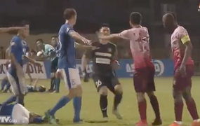 Đấm Mạc Hồng Quân, đội trưởng Sài Gòn FC trả giá đắt