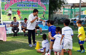 Phan Thanh Bình 'ghen tị' với chiều cao cầu thủ học viện NutiFood