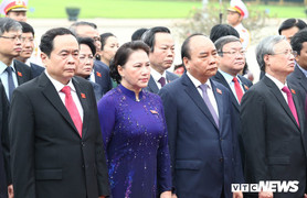 Đại biểu Quốc hội vào Lăng viếng Chủ tịch Hồ Chí Minh trước kỳ họp thứ 7