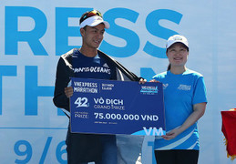 Nhà vô địch VnExpress Marathon Quy Nhơn 2019 nhận giải thưởng 'khủng'