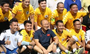 HLV Park Hang Seo thi đấu giao hữu với các nhà báo thể thao Hà Nội