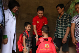 Quang Hải tặng quà cho trẻ em khó khăn tại Phú Thọ