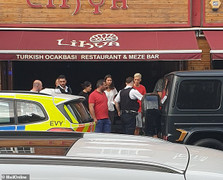 Hậu vệ Arsenal đánh trả đám cướp hung hãn, cứu mạng Mesut Ozil