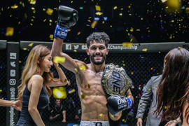 Ilias Ennahachi hạ knock-out võ sỹ Thái Lan, giành đai vô địch Kickboxing hạng Flyweight