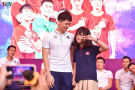 Quang Hải, Đình Trọng được CĐV nhí rủ thi tâng bóng, thách cưới