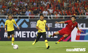 Việt Nam vs Malaysia: HLV Park Hang Seo tin Văn Hậu hay Văn Thanh?