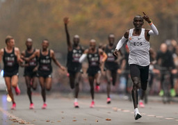 Eliud Kipchoge chinh phục giấc mơ của nhân loại, chạy marathon dưới 2 giờ