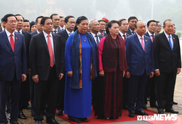 Đại biểu Quốc hội vào Lăng viếng Chủ tịch Hồ Chí Minh trước kỳ họp thứ 8