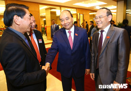 Ảnh: ĐBQH bên hành lang ngày khai mạc kỳ họp thứ 8, Quốc hội khóa XIV