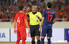 Thủ môn Thái Lan lao vào Văn Hậu, trọng tài khiến tuyển Việt Nam mất oan bàn thắng