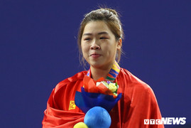 Quốc ca ngân vang, Hoàng Thị Duyên rơi nước mắt trên bục nhận HCV SEA Games 30
