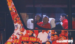 Chuyến chuyên cơ lịch sử hạ cánh, bóng đá Việt Nam mang vinh quang SEA Games 30 trở về