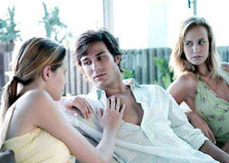 Đàn ông càng lăng nhăng càng kém thông minh